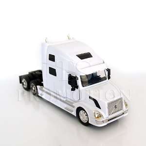  132 Volvo VN 780 Tractor (White) Toys & Games