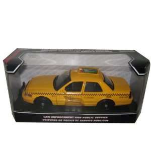    2007 Ford Crown Victoria Checker Taxi Cab 124 Toys & Games