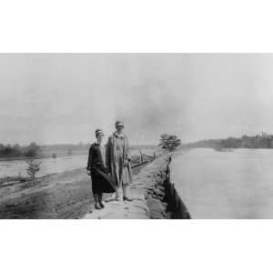  1927 Near Westover, Ark., levee scene. Two women standing 