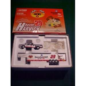  Kevin Harvick 1;64 Scale Dually with Show Trailer Toys 