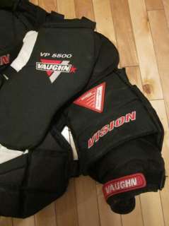 Vaughn 5500 hockey goalie chest protector c/a SMALL   great condition 