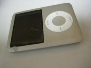 Apple iPod Nano 3rd Generation Silver (4 GB)  Player A1236 