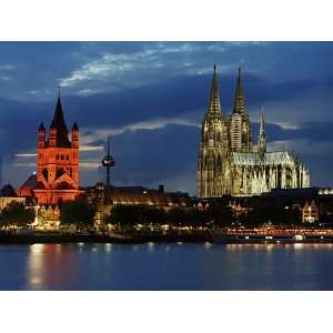   Köln   Skyline am Abend mit Kölner Dom und Groß St. Martin   farbig