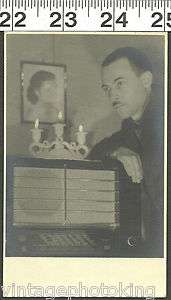 VINTAGE OLD PHOTO OF DEVLISH LOOKING MAN NEXT TO ANTIQUE RADIO (P533 