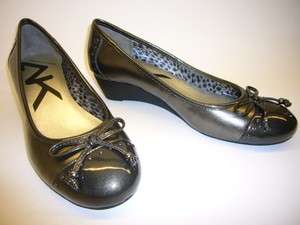 NEW AK ANNE KLEIN SHEVANI 1 1/2 PEWTER AND PATENT WEDGE PUMPS WITH 